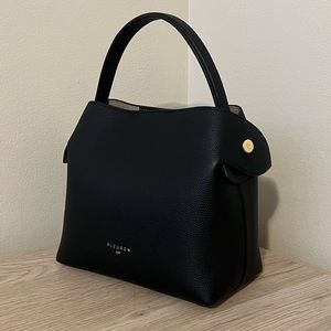 Fleuron Medium Swann (Black)